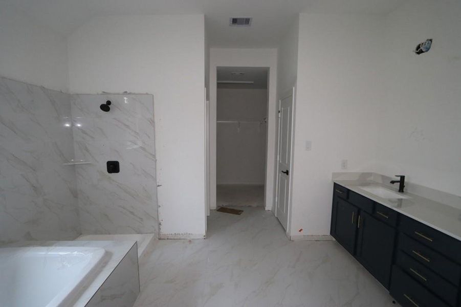 Spacious, unfurnished interior of a new home in The Woodlands Hills 45', Willis (Image 13). Spacious, unfurnished interior of a new home in The Woodlands Hills 45', Willis (Image 13).