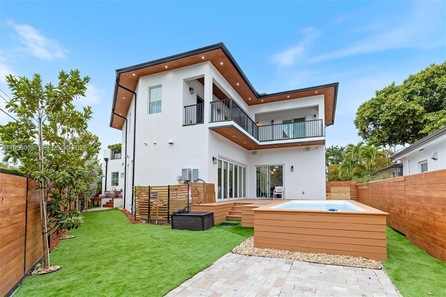 Exterior details and patio area of a home in , Miami (Image 23).