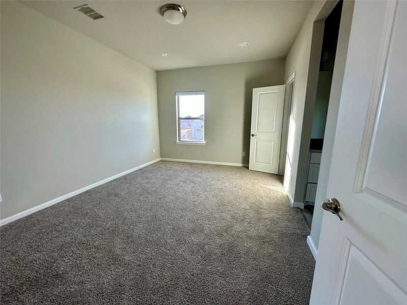 Spacious, unfurnished interior of a new home in Sienna, Missouri City (Image 27).