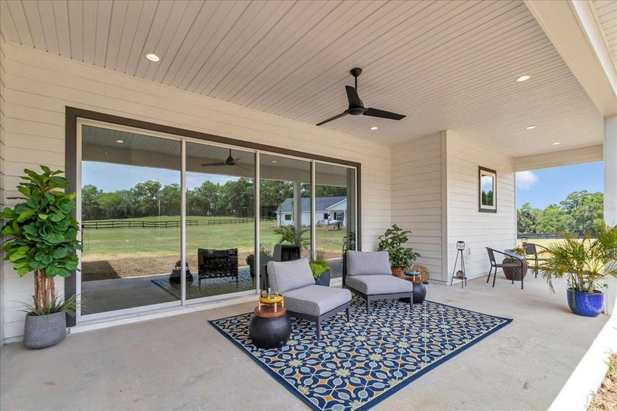 Exterior details and patio area of a home in , Citra (Image 4).