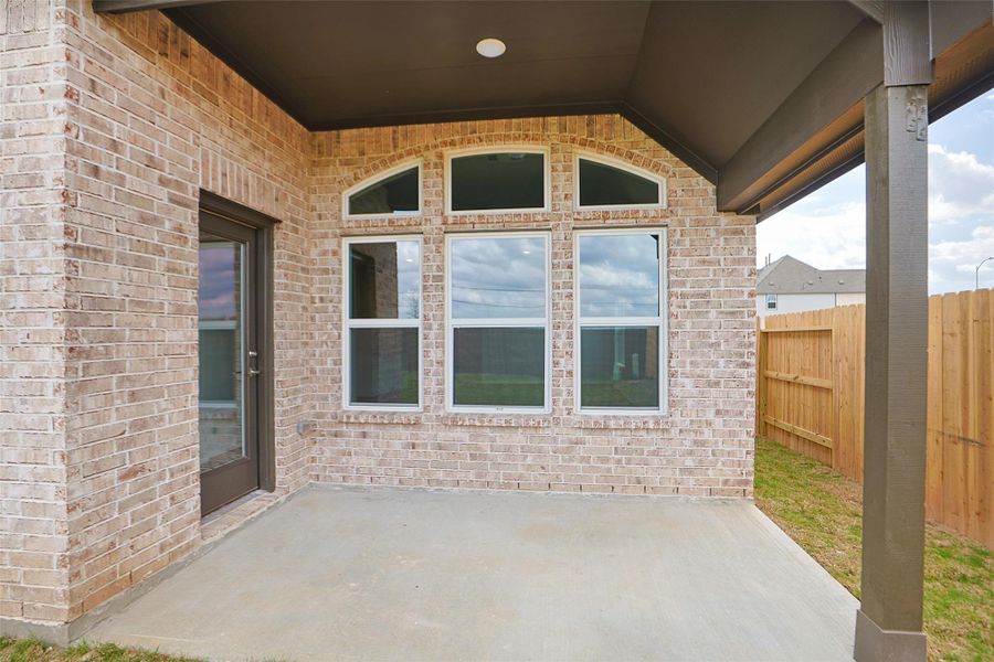 Exterior details and patio area of a home in Brookewater, Rosenberg (Image 23).