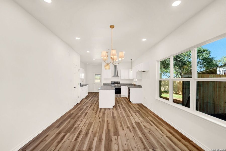 Spacious, unfurnished interior of a new home in , Hondo (Image 24).