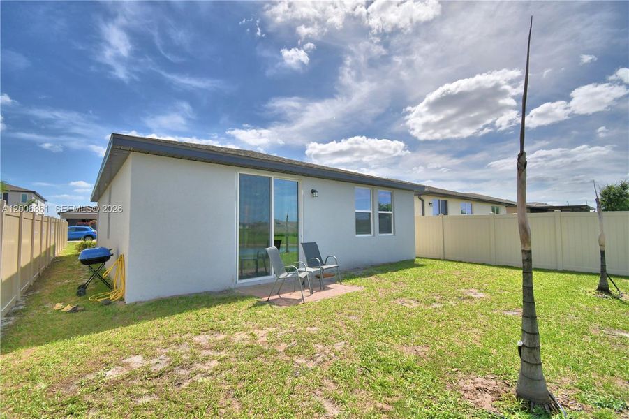Exterior details and patio area of a home in Lake Deer Estates - Classic Series, Kissimmee (Image 3).
