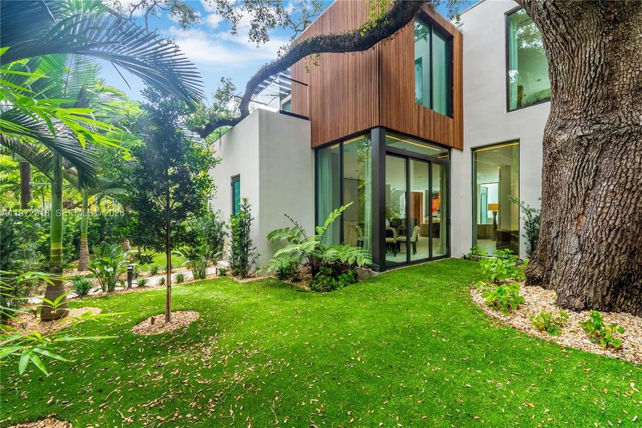Exterior details and patio area of a home in , Miami (Image 22).