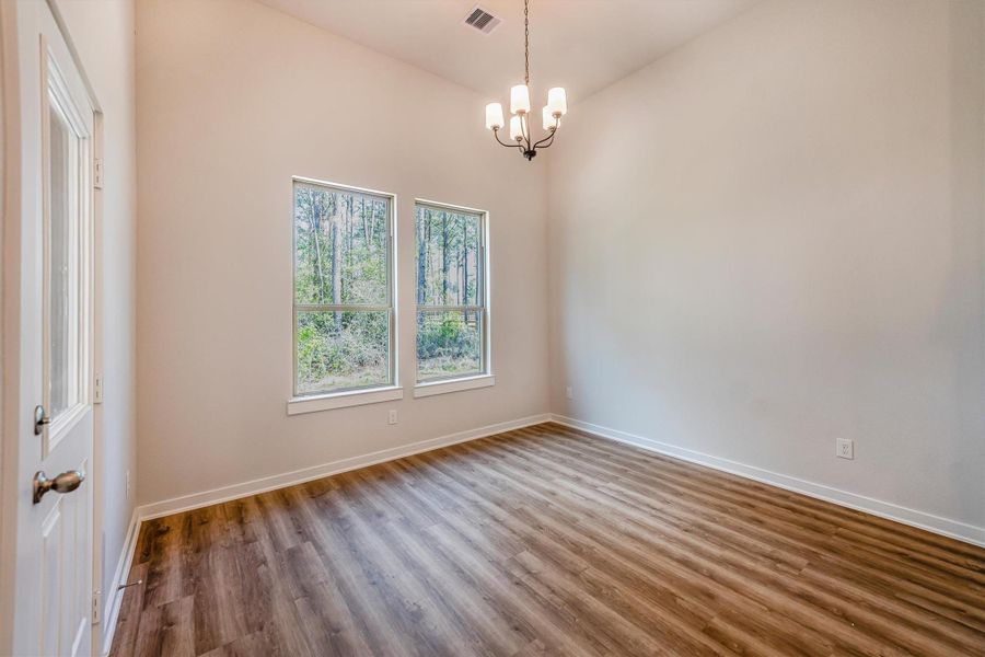 Spacious, unfurnished interior of a new home in Deer Pines, Conroe (Image 34).