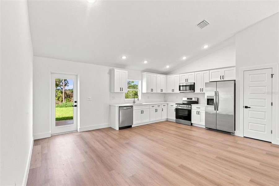 Spacious, unfurnished interior of a new home in , Sebring (Image 27).