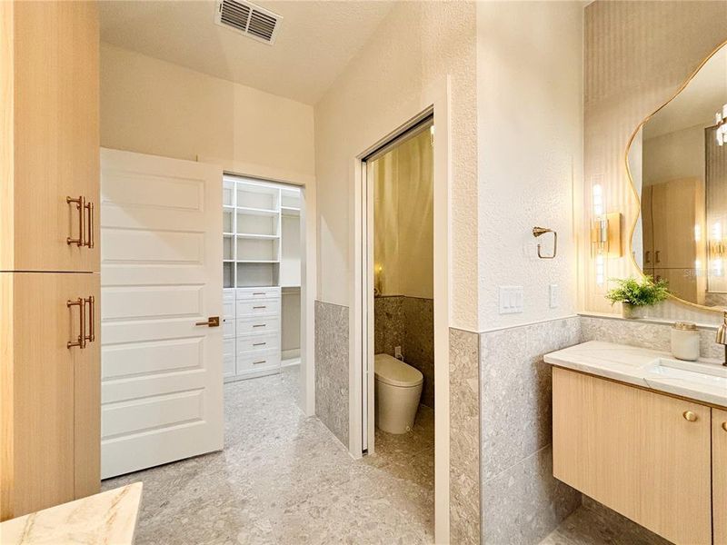 Furnished interior view inside a new home in , Dunnellon (Image 10).