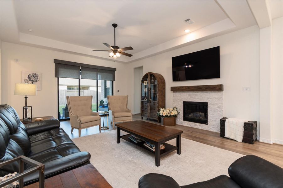 Large Living Room w/Fireplace