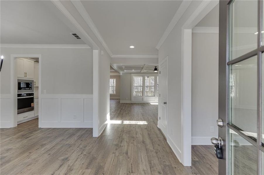 Spacious, unfurnished interior of a new home in , Bishop (Image 37).