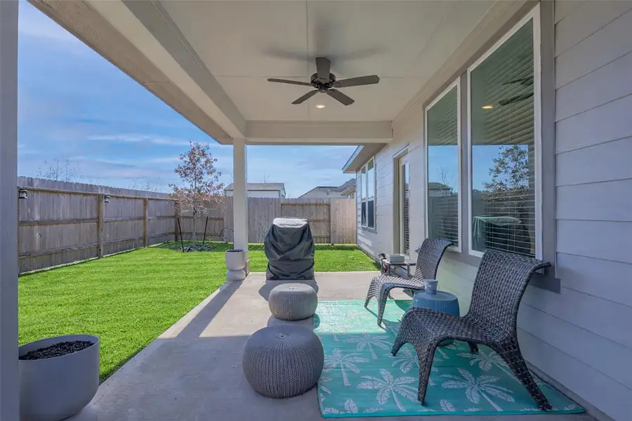 Exterior details and patio area of a home in Westridge Cove 40′, Conroe (Image 3).
