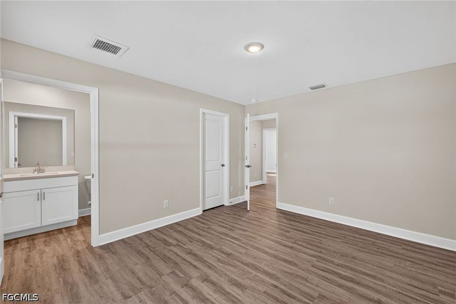 Spacious, unfurnished interior of a new home in Cape Coral, Cape Coral (Image 29).