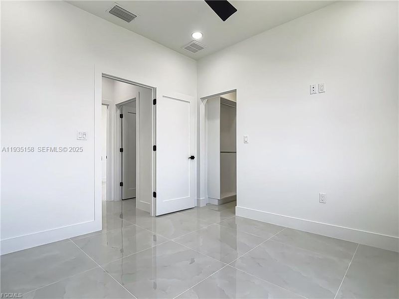 Spacious, unfurnished interior of a new home in , Cape Coral (Image 9).