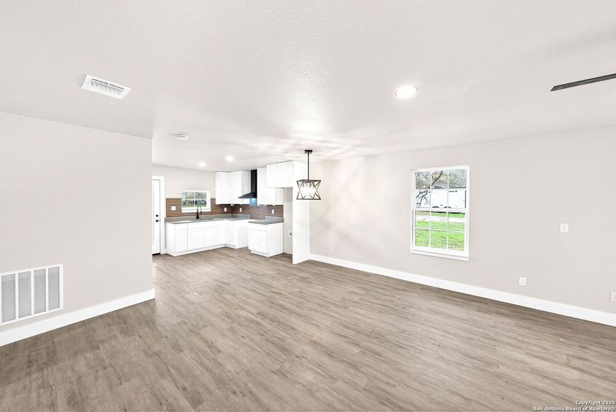 Spacious, unfurnished interior of a new home in , Seguin (Image 20).