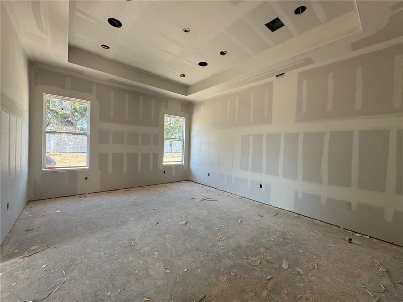 Empty room with a tray ceiling