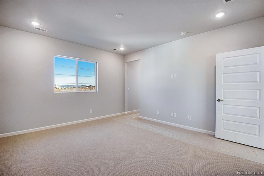 Spacious, unfurnished interior of a new home in Prelude at Sterling Ranch, Littleton (Image 19).