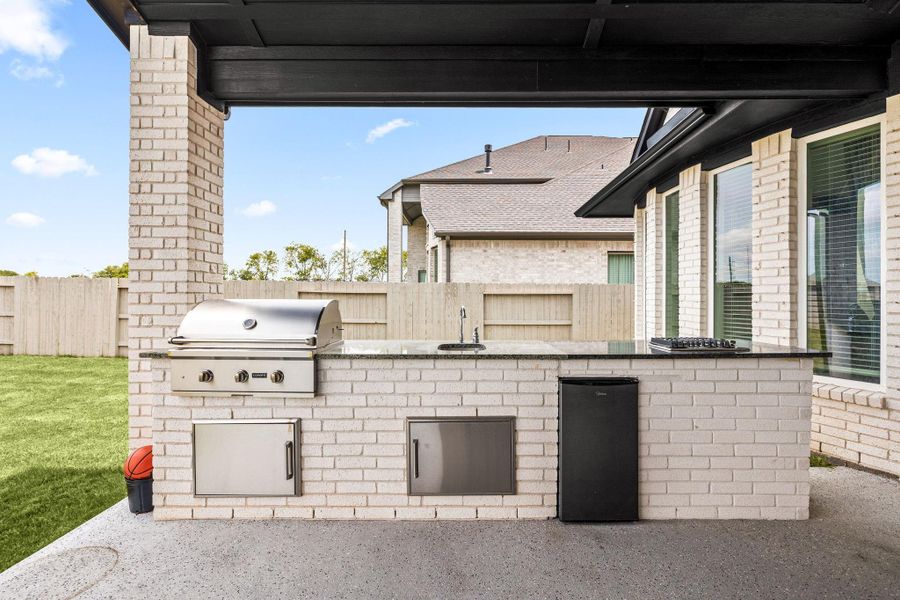 Exterior details and patio area of a home in Pomona, Manvel (Image 3).