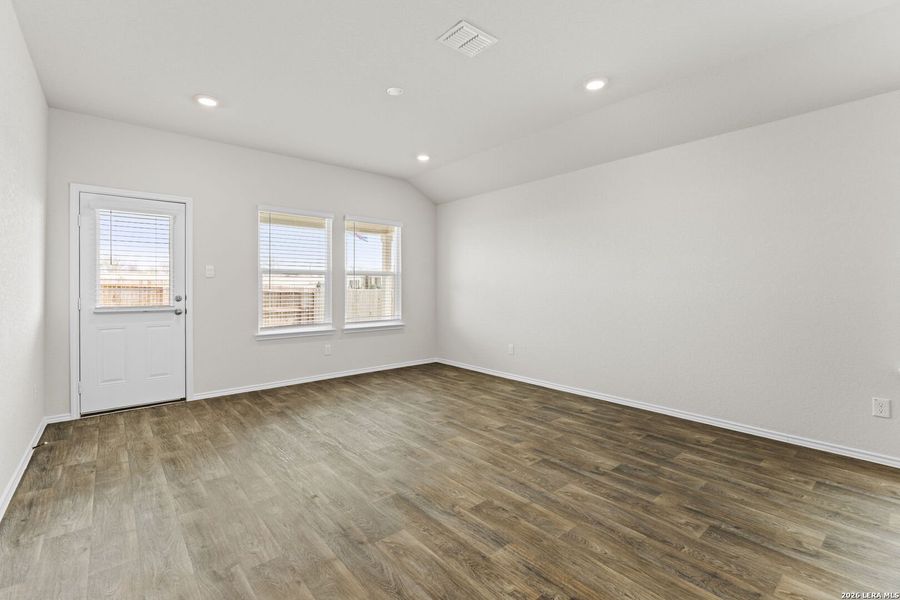 Spacious, unfurnished interior of a new home in Stonehill, San Antonio (Image 21).