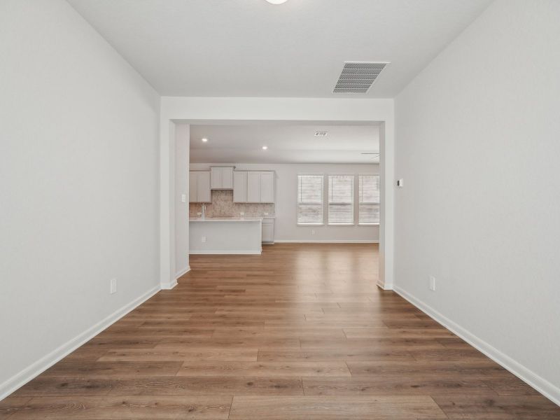Spacious, unfurnished interior of a new home in Lark Canyon, New Braunfels (Image 15).