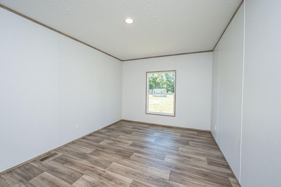 Spacious, unfurnished interior of a new home in , St. George (Image 15).