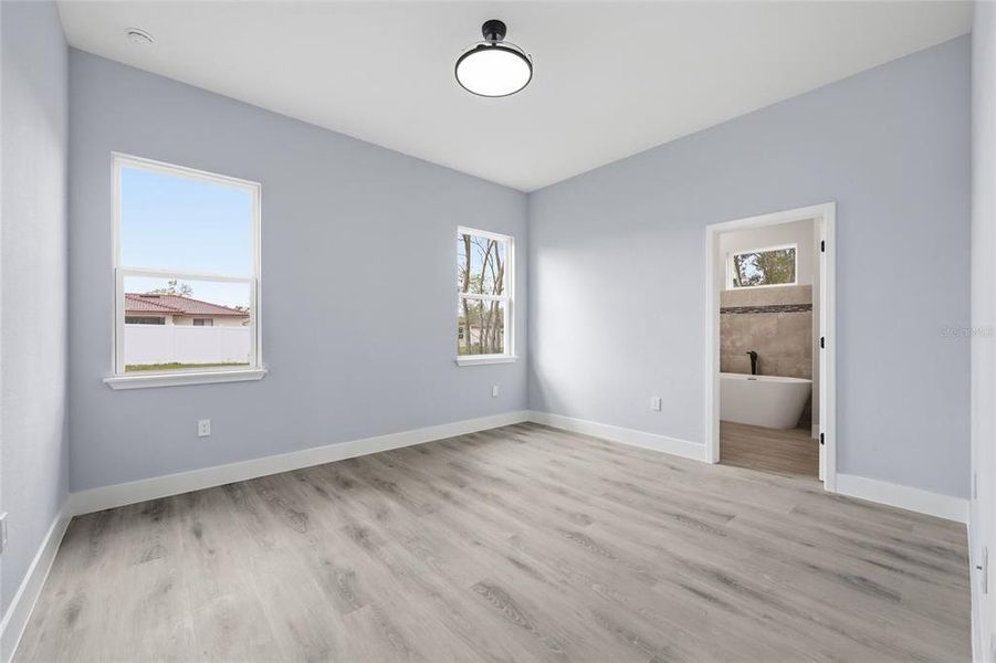 Spacious, unfurnished interior of a new home in , Ocala (Image 25).