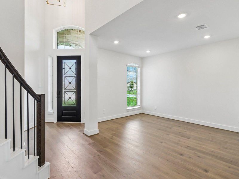 Spacious, unfurnished interior of a new home in Kingdom Heights, Rosenberg (Image 32).