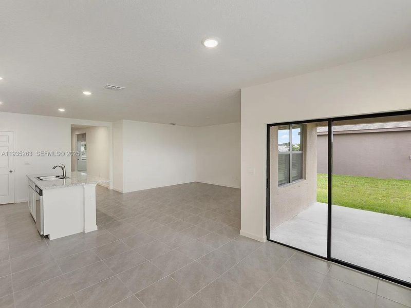 Spacious, unfurnished interior of a new home in , Fort Pierce (Image 7).