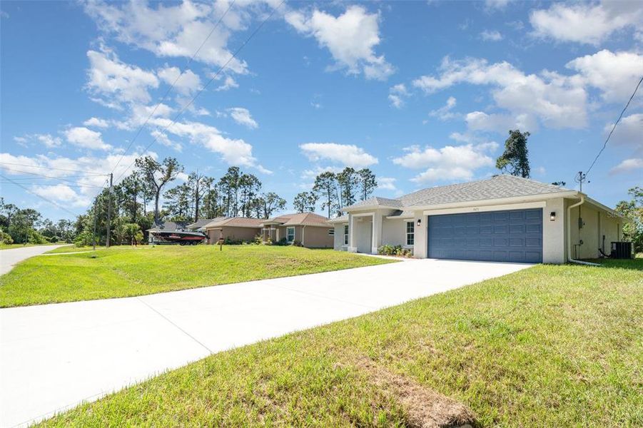 Exterior details and patio area of a home in , North Port (Image 3).