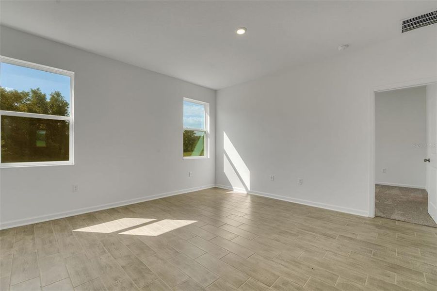Spacious, unfurnished interior of a new home in Reserve at Hammock Oaks, Lady Lake (Image 28).