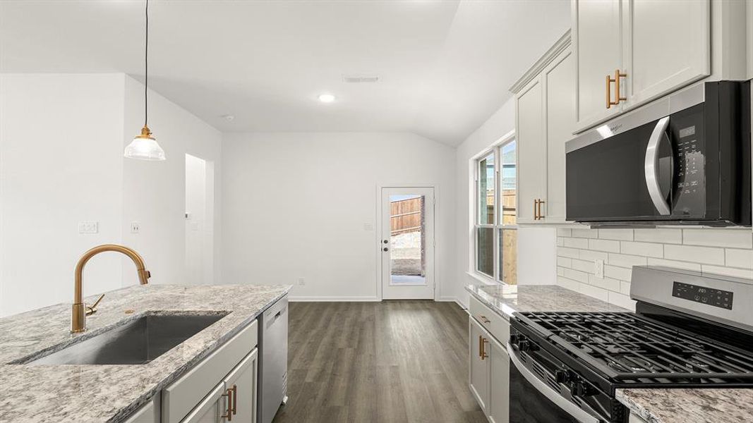 09. 2144 Sunnymede - Kitchen (4)