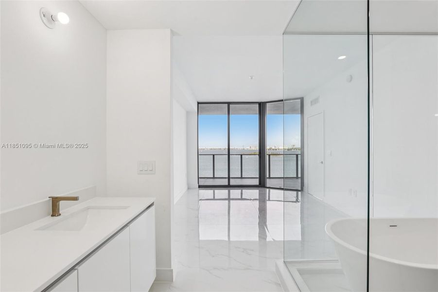 Spacious, unfurnished interior of a new home in Aria Reserve, Miami (Image 22).