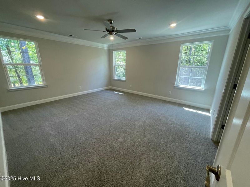 Spacious, unfurnished interior of a new home in Mill Creek Cove, Bolivia (Image 16).