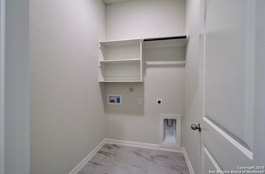 Spacious, unfurnished interior of a new home in Piedmont, San Antonio (Image 27).
