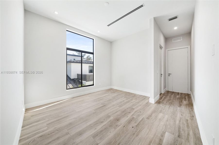 Spacious, unfurnished interior of a new home in , Fort Lauderdale (Image 41).