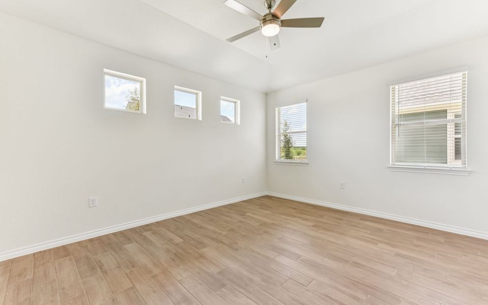 Spacious, unfurnished interior of a new home in Villas at Kissing Tree, San Marcos (Image 17).