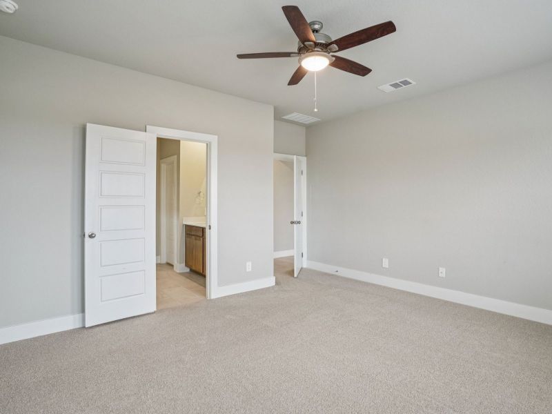 Spacious, unfurnished interior of a new home in Lark Canyon, New Braunfels (Image 19).