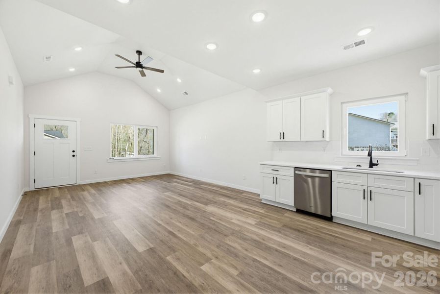Spacious, unfurnished interior of a new home in , Hudson (Image 17).