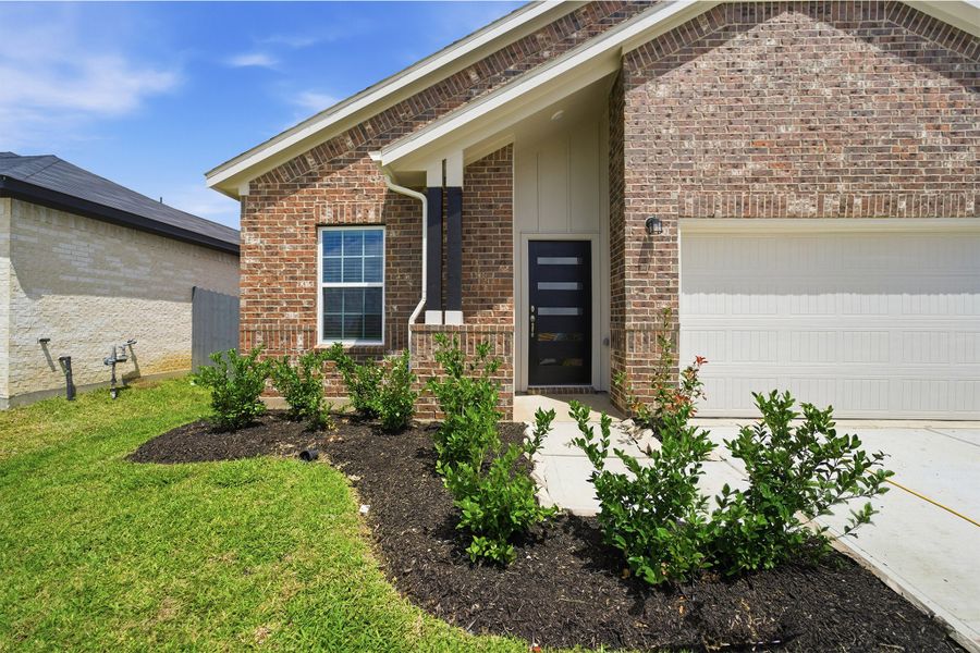 Exterior details and patio area of a home in Bay Creek, Baytown (Image 3).