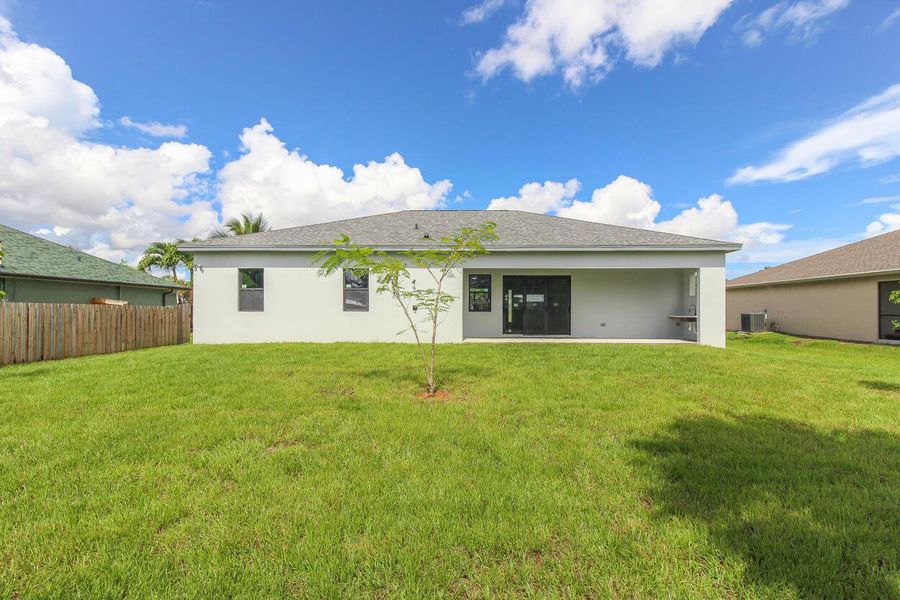 Exterior details and patio area of a home in , Port St. Lucie (Image 4).
