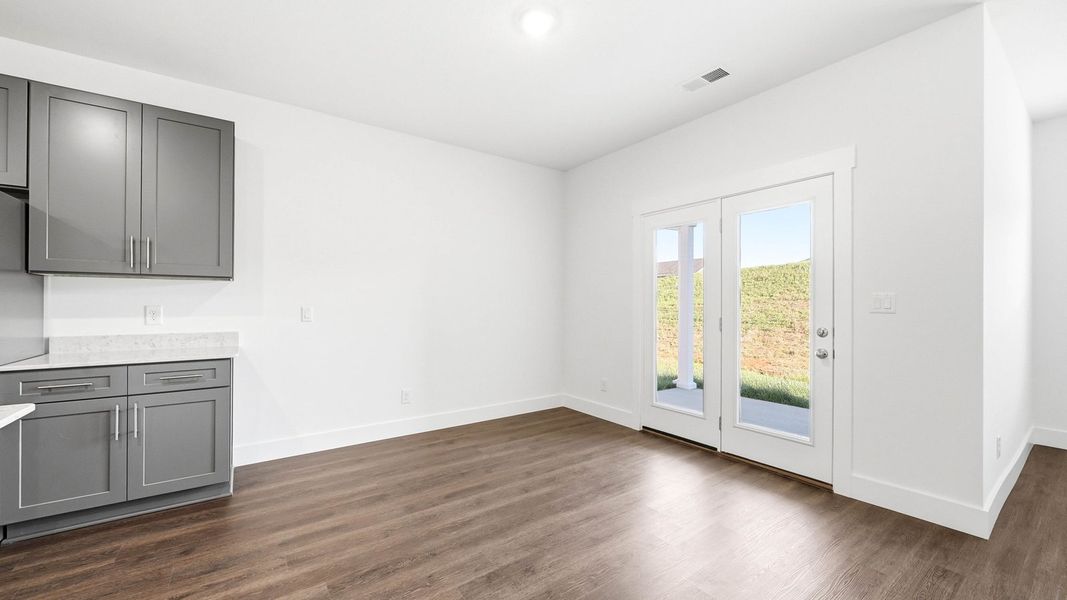 Spacious, unfurnished interior of a new home in Fieldcrest Acres, Blountville (Image 8).