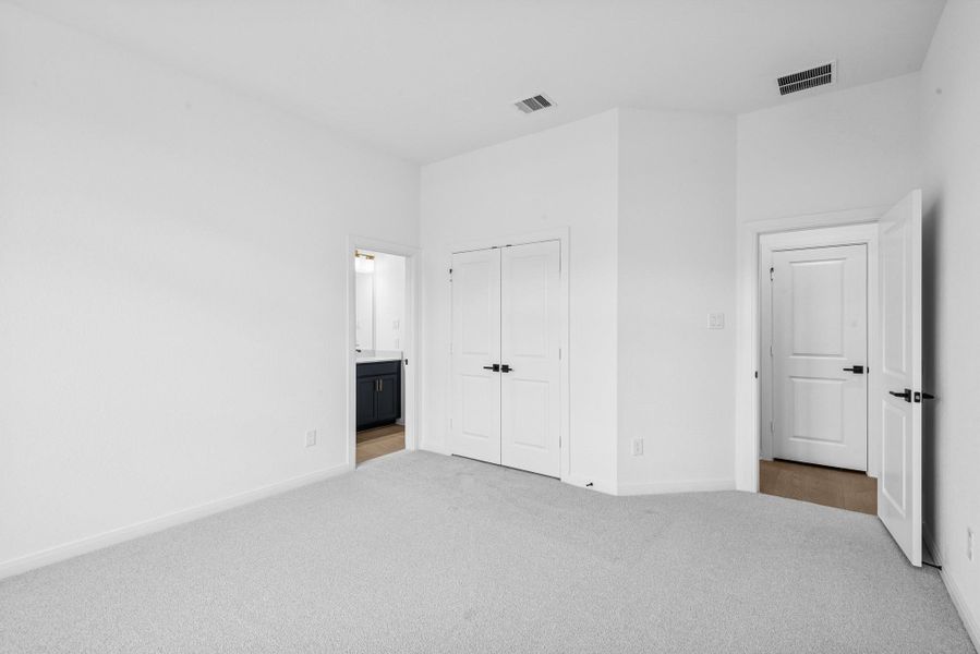 Spacious, unfurnished interior of a new home in The Grand Prairie 50’, Hockley (Image 38).