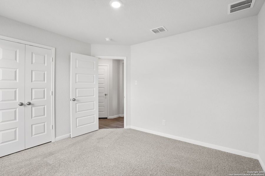 Spacious, unfurnished interior of a new home in Hunters Ranch, San Antonio (Image 19).