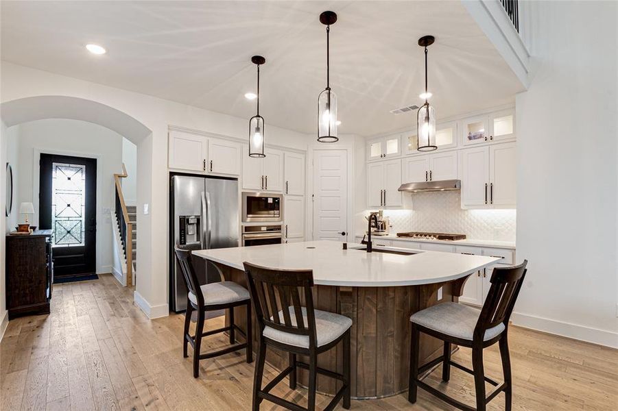 Large Eat In Kitchen, Beautiful Lighting Fixtures