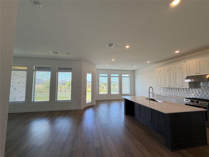 Spacious, unfurnished interior of a new home in Cross Creek West, Fulshear (Image 37).