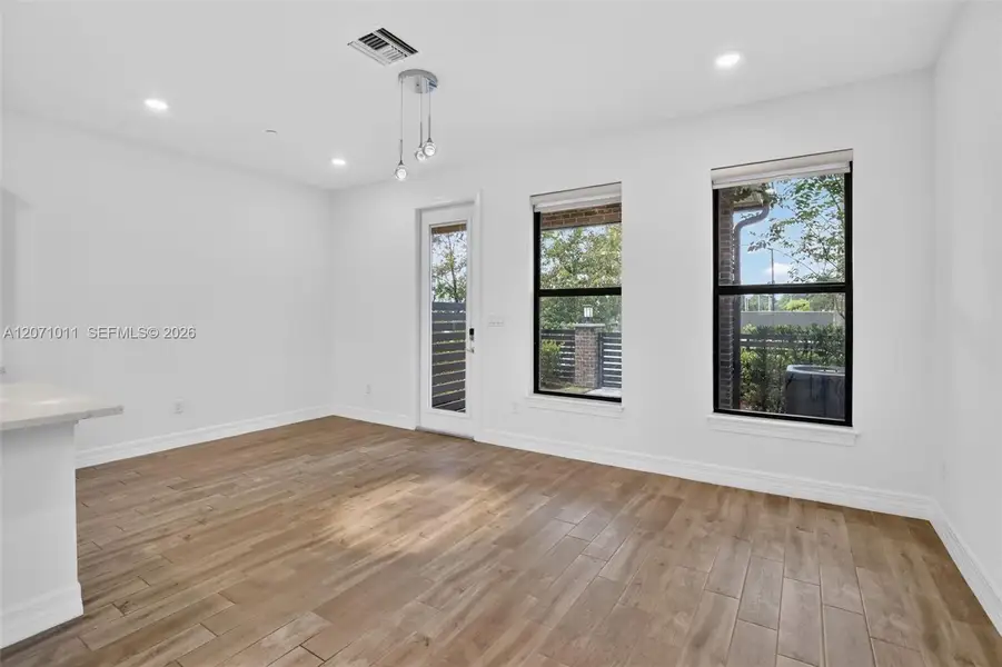 Spacious, unfurnished interior of a new home in , Plantation (Image 28).
