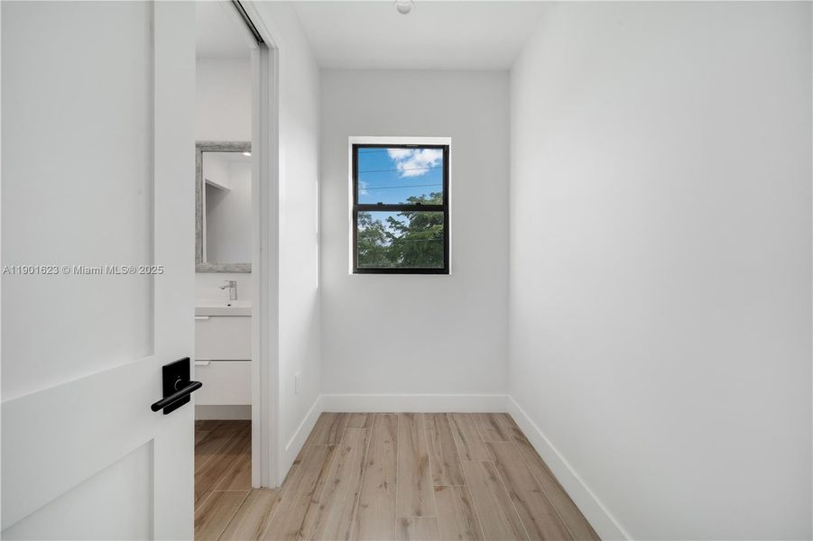 Spacious, unfurnished interior of a new home in , Fort Lauderdale (Image 44).