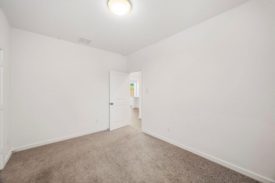 Spacious, unfurnished interior of a new home in Meridiana, Iowa Colony (Image 32).