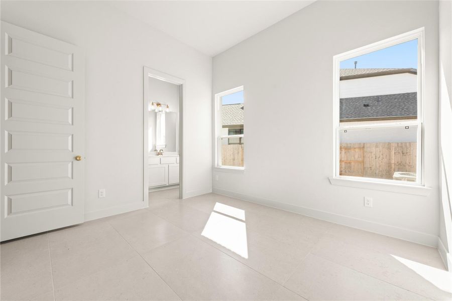 Representative image. Features, selections and colors may vary.