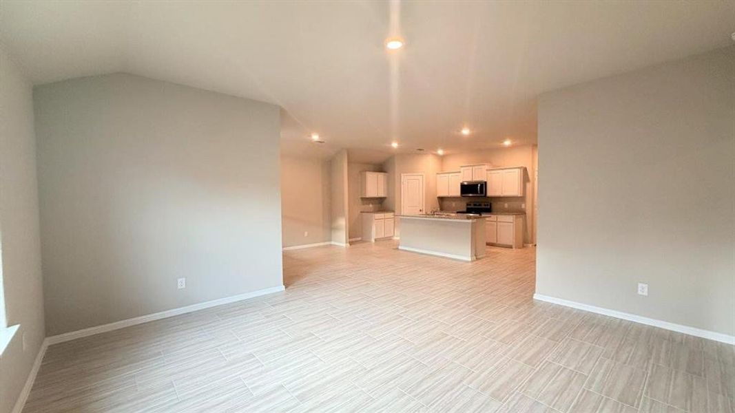 Spacious, unfurnished interior of a new home in Meadowbrook Estates, Cleburne (Image 11).