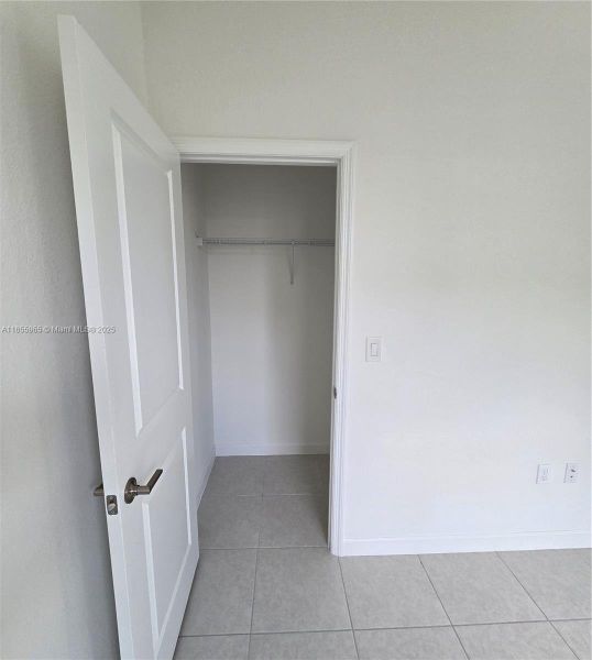 Spacious, unfurnished interior of a new home in , Coral Springs (Image 18).