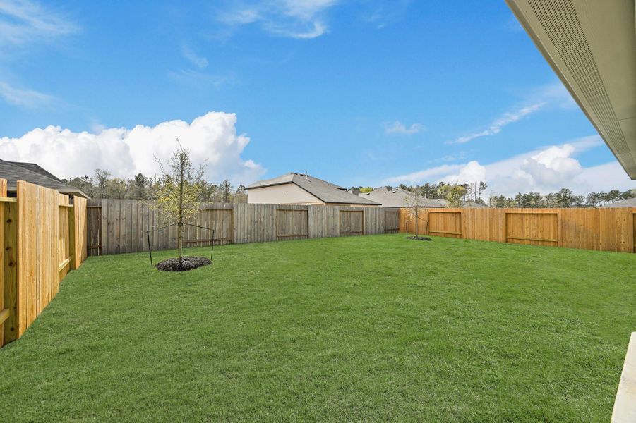 Exterior details and patio area of a home in Silverthorne, Conroe (Image 19).